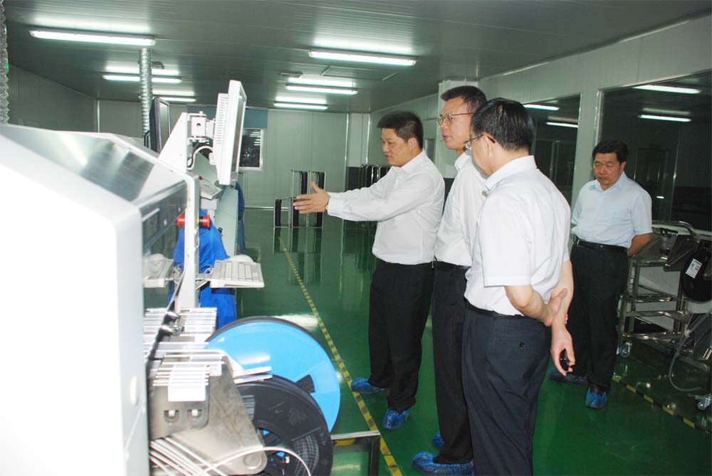 省发改委副主任吴亚中一行莅临尊龙凯时光电参观指导