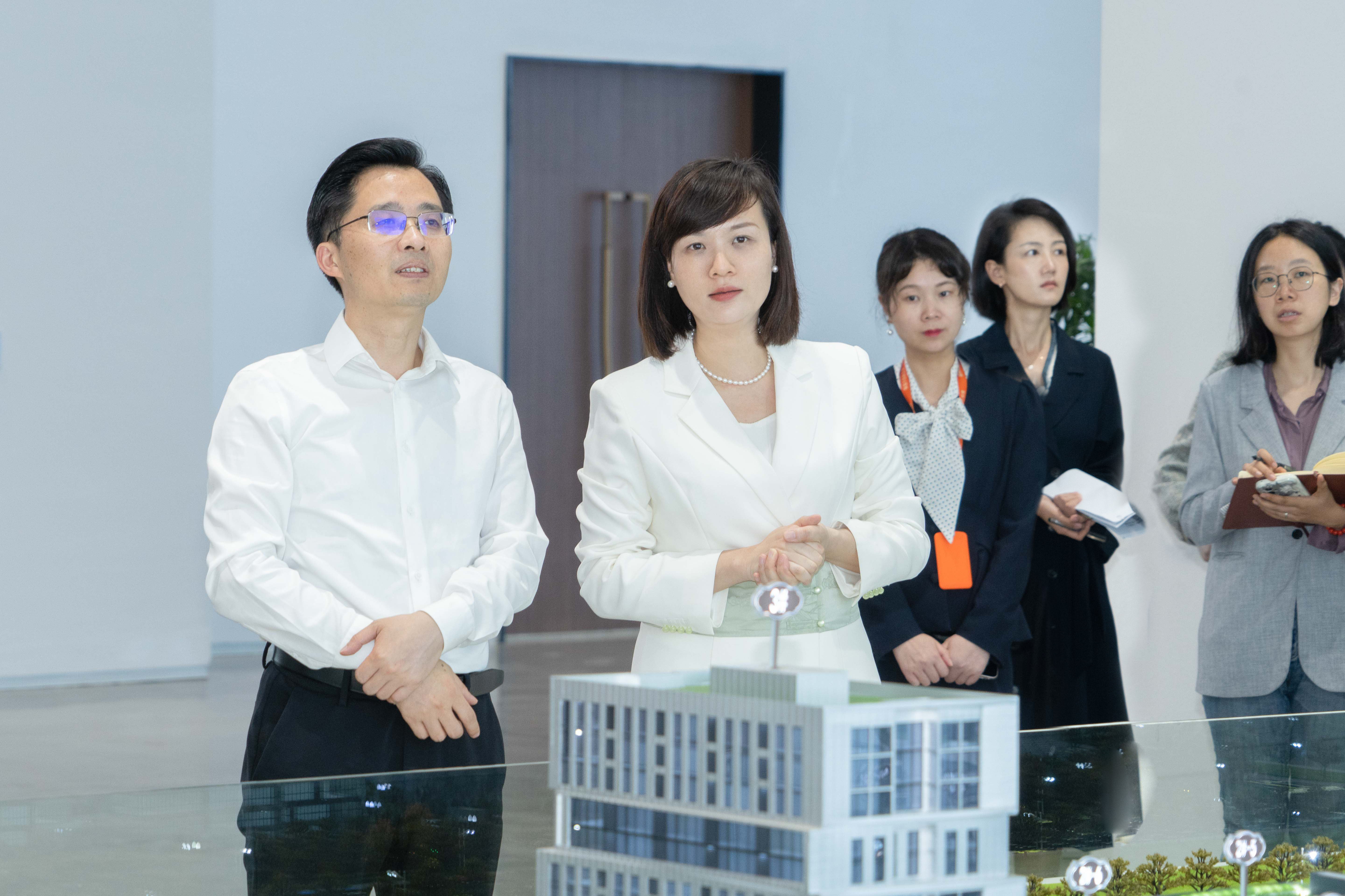 长沙经开区管委会主任蒋红波一行莅临尊龙凯时·[中国]官方网站调研指导