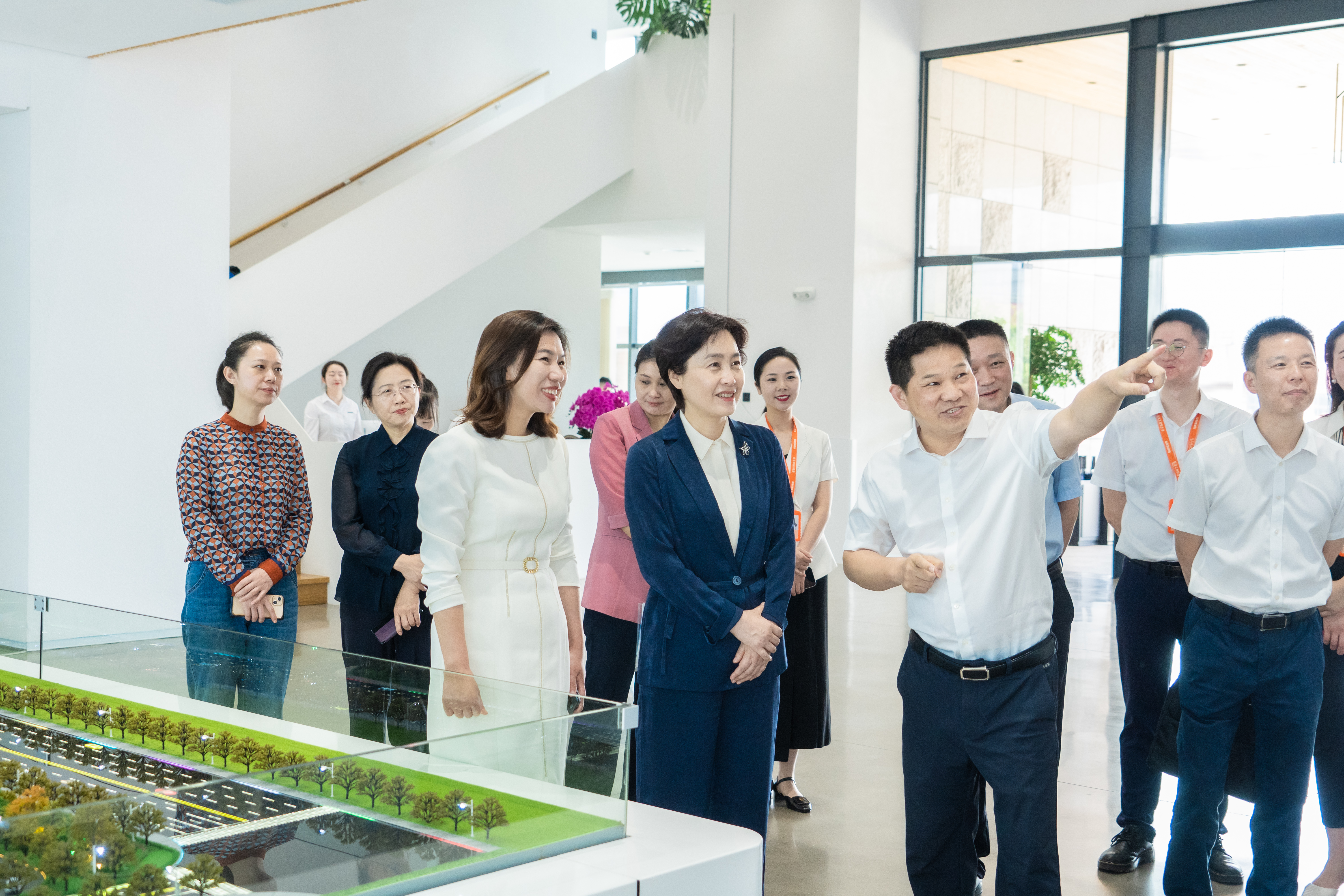 湖南省文旅厅厅长李爱武一行莅临尊龙凯时调研指导