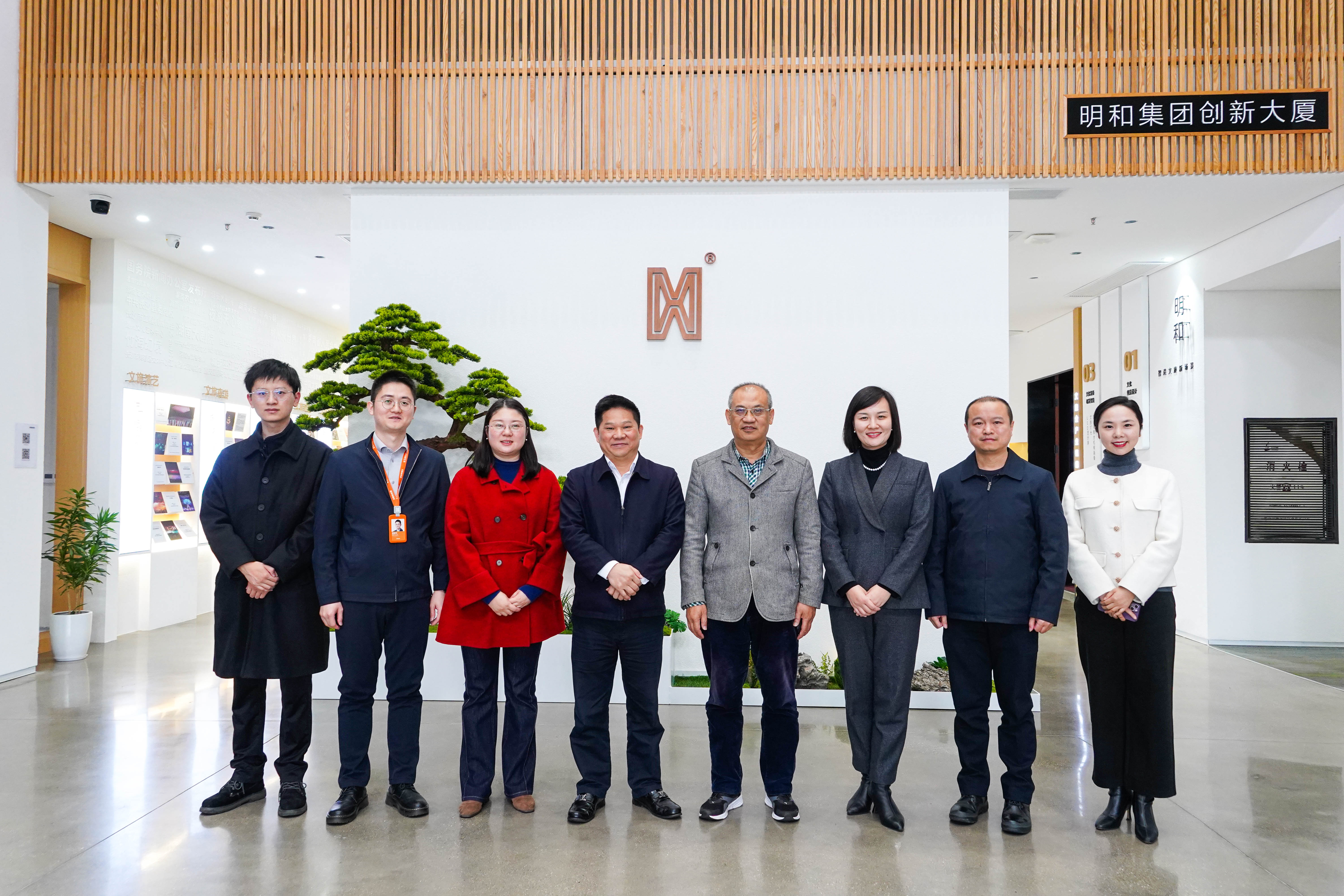 湖南省政协副主席、民进湖南省委会主委潘碧灵一行莅临尊龙凯时调研考察