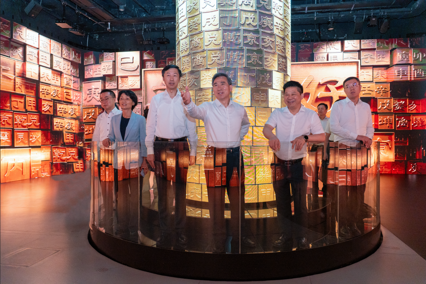 中国国际贸易促进委员会会长任鸿斌一行莅临尊龙凯时·[中国]官方网站开展调研