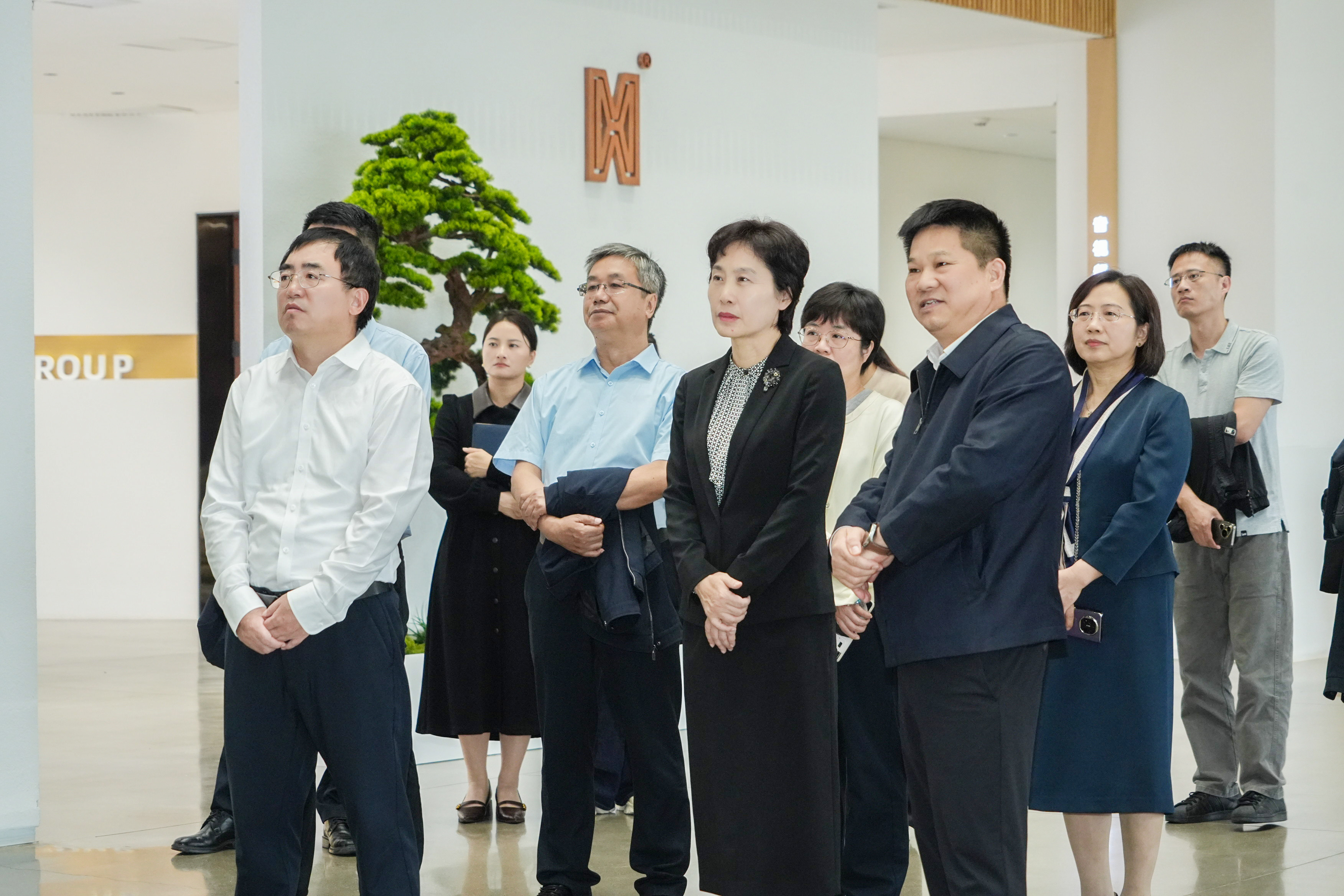 文化和旅游部党组成员、副部长王建华一行莅临尊龙凯时调研指导